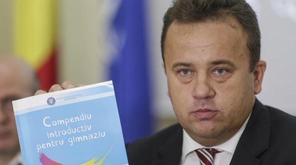 critici dure la adresa manualului unic din partea unui profesor universitar