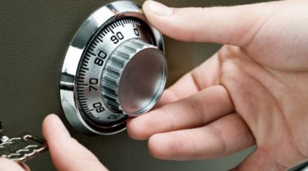 dgpmb doi barbati au fost prinsi in flagrant in timp ce incercau sa fure un seif