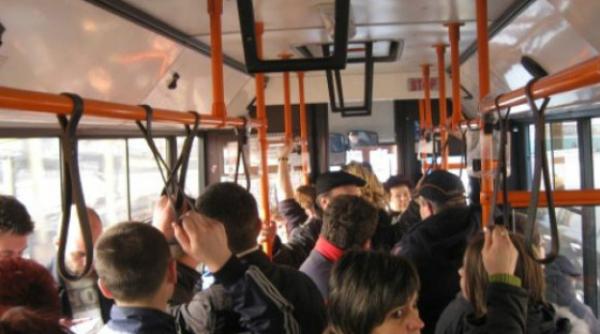 scene socante la chisinau pumni si palme intre doua moldovence intr un microbuz sub privirile ingrozite ale copiilor