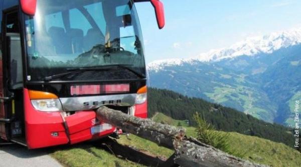 un turist a impiedicat prabusirea unui autocar intr o prapastie din alpi reusind in ultimul moment sa franeze