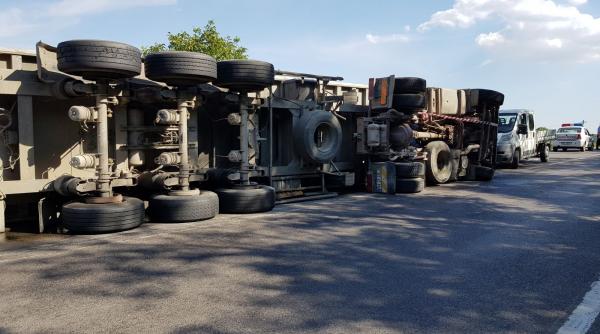 haos pe sosea un tir plin cu seminte de floarea soarelui s a rasturnat pe dn 5 bucuresti giurgiu