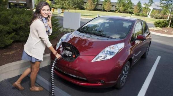 numarul masinilor electrice si hibride achizitionate de romani in 2017 va depasi 1000