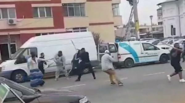 scandal urias in fata unei sectii de politie bataie cu bate si sabii in plina strada in judetul arges