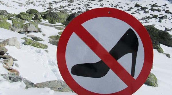 semn de circulatie ciudat in parcul national piatra craiului interzis pe tocuri