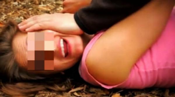 socant o fata a fost luata cu forta de pe strada bagata intr o masina si violata dupa ce atacatorii au facut accident