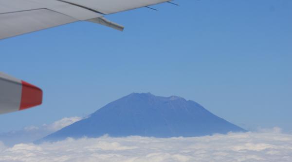 vulcanul agung din bali pe punctul de a erupe 60 000 de persoane evacuate