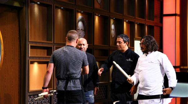 eroul roman de la londra le a oferit juratilor chefi la cutite un cadou impresionant