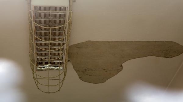 o bucata de tavan a cazut peste un profesor al unei scoli din deva unitatea de invatamant inchisa