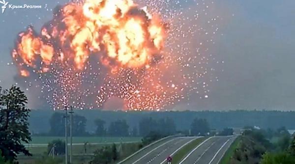 video incendiu si explozii la un depozit de munitie din ucraina spatiul aerian din zona inchis