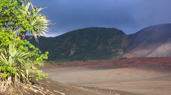 mii de oameni evacuati din insula ambae din cauza eruptiei vulcanului monaro