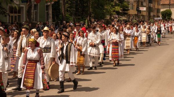 parada de costume populare autentice romanesti vechi de 140 de ani din toate zonele geografice la iasi