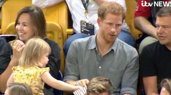video reactia geniala a printului harry cand vede ca un copilas ii mananca din popcorn