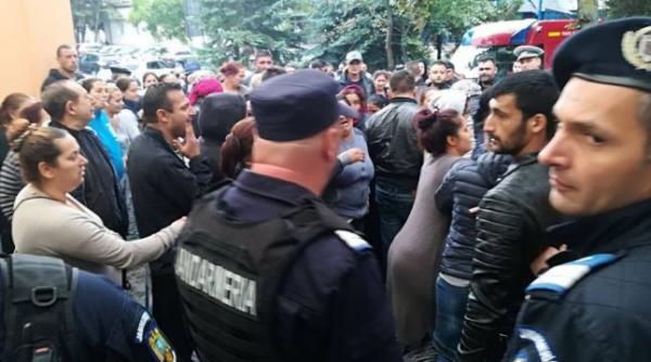gorj peste 150 de romi au protestat in fata prefecturii din targu jiu