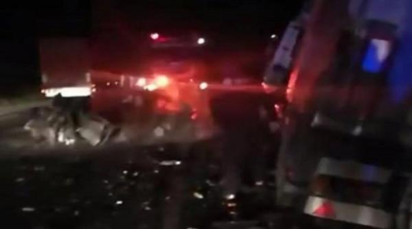 un sofer a ars de viu dupa ce a intrat cu masina intr un tir