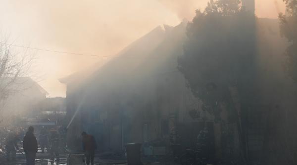 un mort 19 persoane intoxicate cu fum si un pompier ranit intr un incendiu din bucuresti