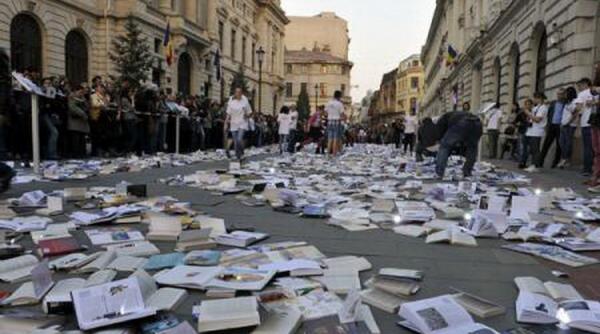 mii de carti lasate la intamplare pe strada drept invitatii la festivalul international de carte transilvania