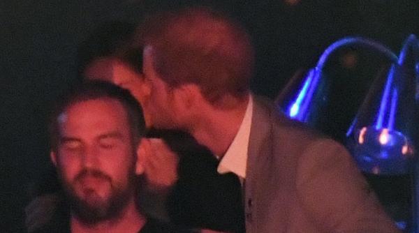 printul harry i a furat un sarut iubitei sale meghan markle la inchiderea jocurilor paralimpice invictus