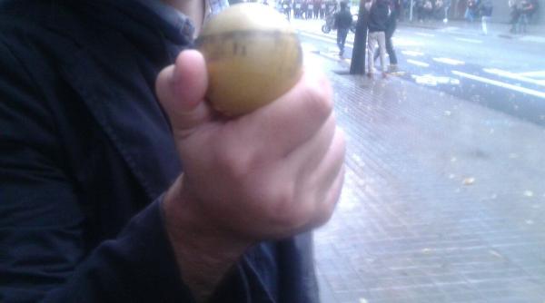 video catalonia politia spaniola trage cu gloante de cauciuc la barcelona