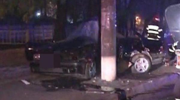 accident terifiant in hunedoara un tanar de 18 ani a intrat frontal cu masina intr un stalp si si a ranit grav un prieten