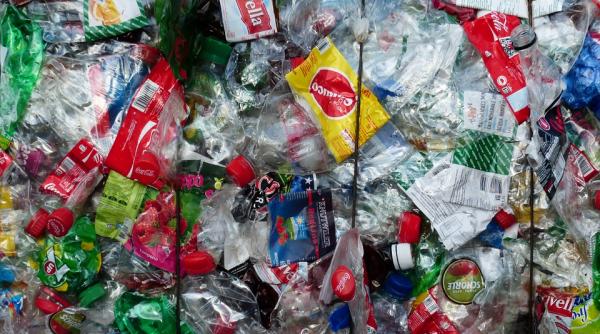 coca cola produce peste 110 miliarde de sticle de plastic de unica folosinta anual