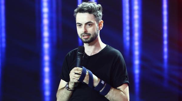 radu bucalae al treilea finalist iumor din acest sezon cu o mana imobilizata si jumatate de gura a reusit sa ii cucereasca pe jurati
