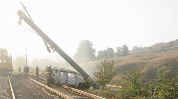 accident ciudat in bacau o masina a rupt un stalp de electricitate apoi a luat foc pe calea ferata trafic feroviar si rutier paralizat intre adjud si onesti