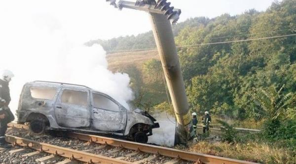video accident grav un autoturism in flacari dupa ce a intrat intr un stalp al liniei ferate