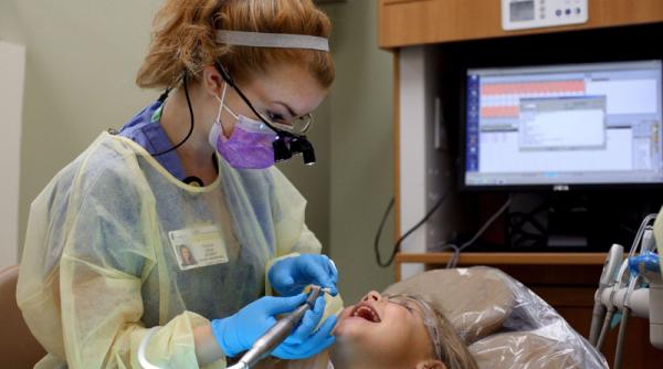 assmb lanseaza o licitatie pentru dotarea cabinetelor stomatologice scolare in scoli