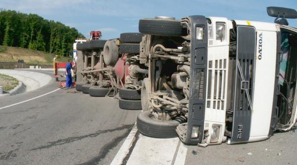 circulatie oprita pe centura orasului calimanesti dupa ce un tir s a rasturnat si a lovit o conducta de gaze
