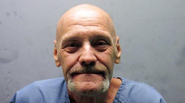 beat si gol pusca si a testat armele sa vada daca functioneaza