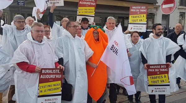 video protest cu morcovi impotriva scumpirii tigarilor