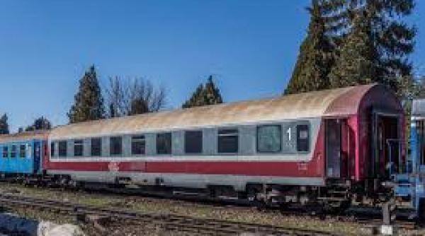 circa o suta de calatori asteapta in trenuri deblocarea caii ferate de copacii cazuti in judetele bistrita nasaud si suceava