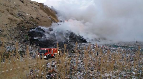 inca o groapa de gunoi a luat foc pompierii brasoveni se lupta de peste 12 ore cu incendiul