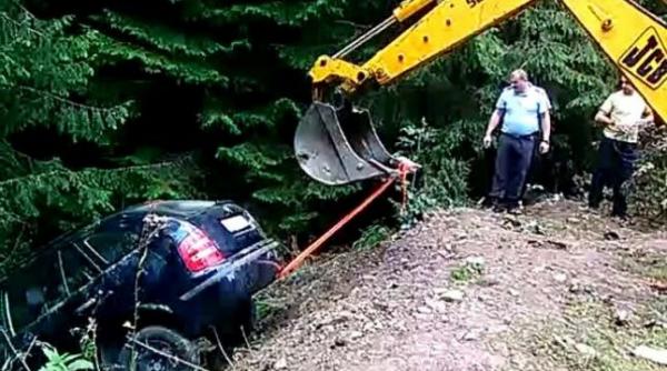 interventie a jandarmilor montani in sprijinul unor soti care au cazut cu masina intr o rapa