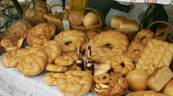 peste o suta de produse traditionale la targul de paine din parcul national