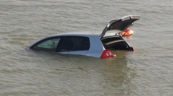 caras severin un autoturism in care se aflau cinci persoane printre care si un adult a cazut in dunare