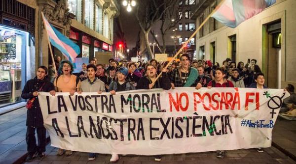 zeci de mii de oameni au manifestat la barcelona pentru apararea unitatii spaniei