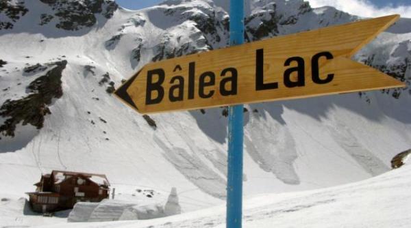 alerta in muntii fagaras salvamontistii ii avertizeaza pe turisti sa nu schieze si sa nu faca drumetii in zona balea lac