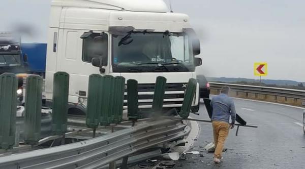 un tir a intrat in parapetul despartilor de pe a 11