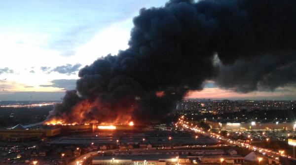 video incendiu puternic intr un centrul comercial din moscova