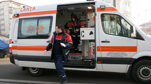 barbat internat in stare critica dupa ce a cazut de la etajul patru al unei cladiri