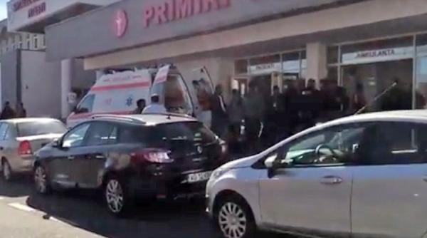 video accident socant in curtea unei scoli din arges un copil a ajuns la spital strapuns de un drug de fier