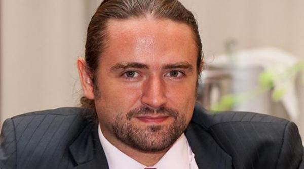 plesoianu vreau sa stiu numele oricarui membru cexn care alearga pe acelasi culoar cu trinomul kkk