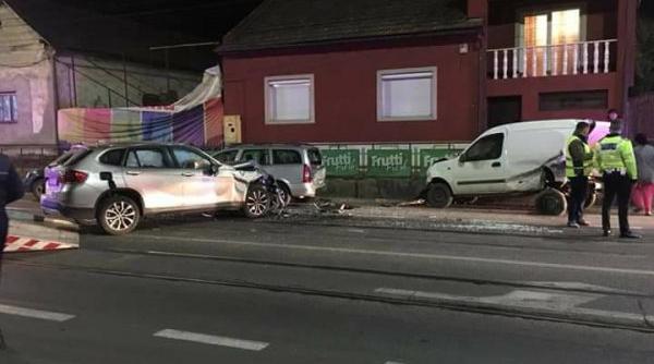 aflata la volanul unui bmw o femie a distrus 3 masini pe o strada din arad