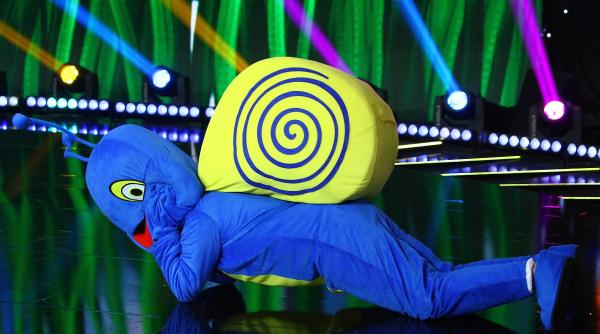 un concurent controversat revine tocmai din anglia pentru iumor