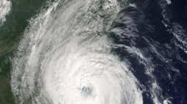 uraganul ophelia avertismente de vant puternic in anglia irlanda si scotia pentru luni si marti