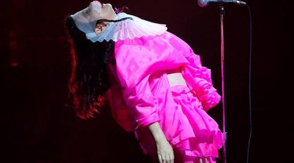 lumea artistica lovita de isteria acuzatiilor de hartuire sexuala ce spune bjork despre comportamentul lui lars von trier