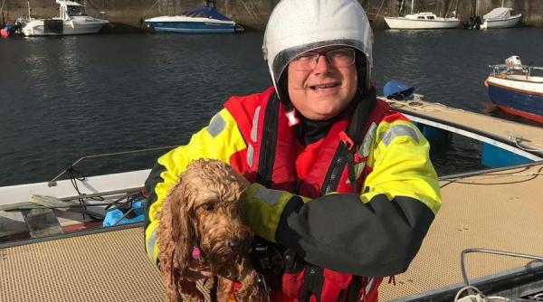 video salvare dramatica in largul scotiei paza de coasta a scos din apa un caine care era pe cale sa se inece