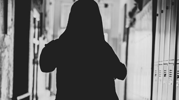 un vasluian si a violat si biciuit propria fiica procurorii il cerceteaza in libertate