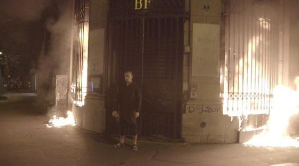 artistul conestatar rus piotr pavlenski internat la psihiatrie dupa ce a incendiat o banca la paris